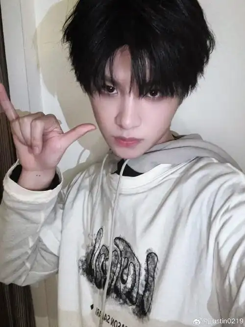 黄明昊发博庆祝出道六周年##黄明昊手势六连拍