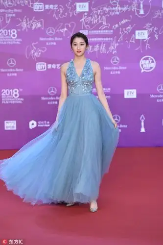 关晓彤身穿珊瑚蓝薄纱长裙 星光点亮闭幕式红毯