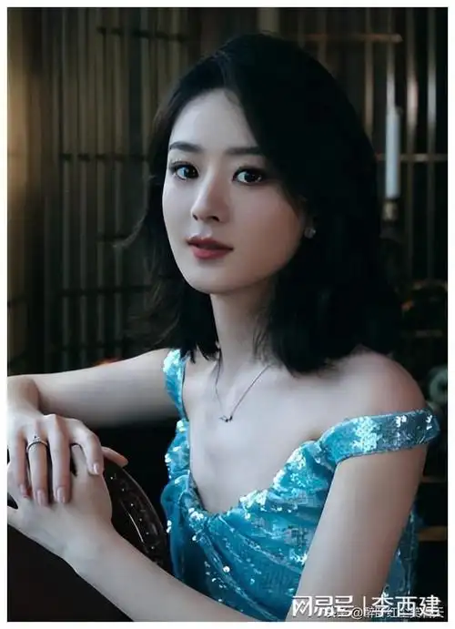 35岁赵丽颖近照曝光一袭水蓝色亮片礼服身材令人惊叹