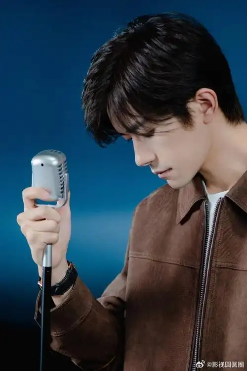 易烊千玺以爱为引##易烊千玺手拿麦克风