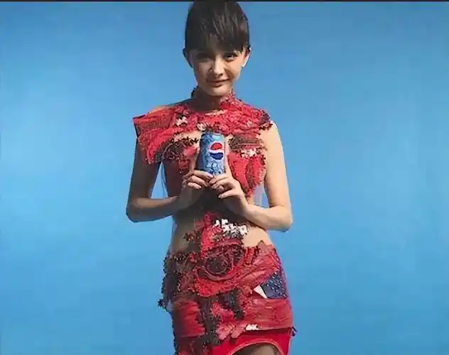 杨幂早年代言的广告被扒出,发型古怪皮肤黑,有没有整容一目了然