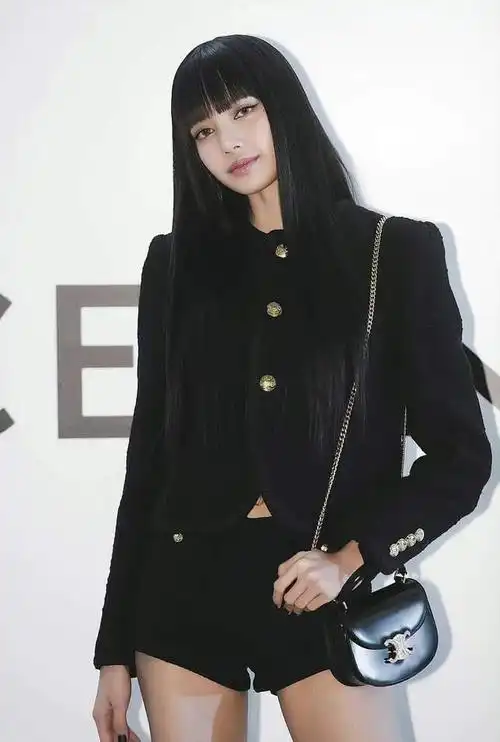 黑色小香风配短裤,lisa穿出帅酷潮流范,身材比例好优秀