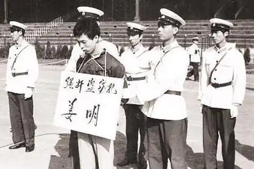 老照片:80年代的女孩气质不输明星,图5是日寇的机枪阵地