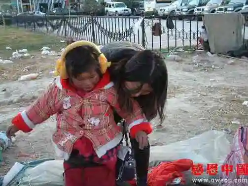 每次小杨丹穿上送来的新衣服的时候,都会努力地笑一下.