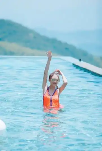 简介:性感美女应采儿泳装妩媚优雅写真,分享一组应采儿图片给大家,图