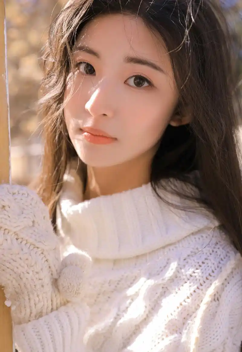 雪地美女白嫩肌肤性感长发美女图片