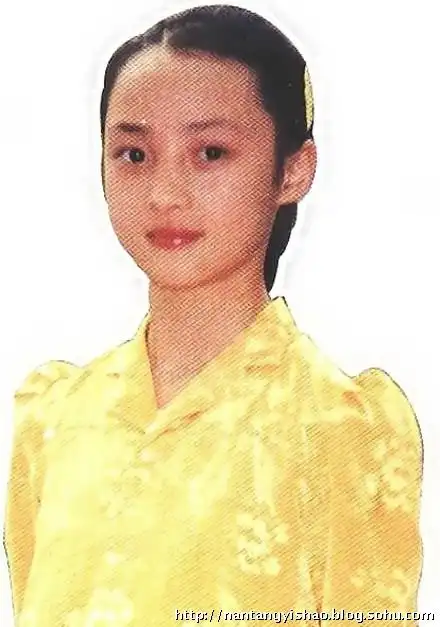 蒋勤勤18岁清纯嫩照曝光 学生装扮酷似林徽因(组图)