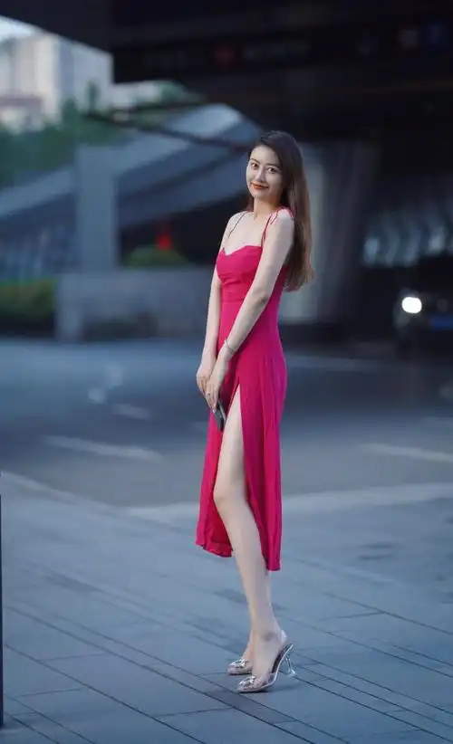 全身黑色太土了!穿红衣服才时髦,把皮肤衬托得更加白皙