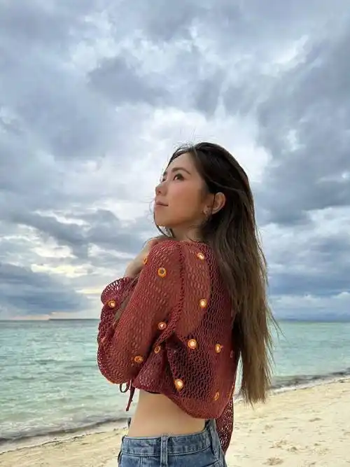 邓紫棋海滩度假照片曝光:她的笑容点亮整个马尔代夫_魅力_音乐_阳光