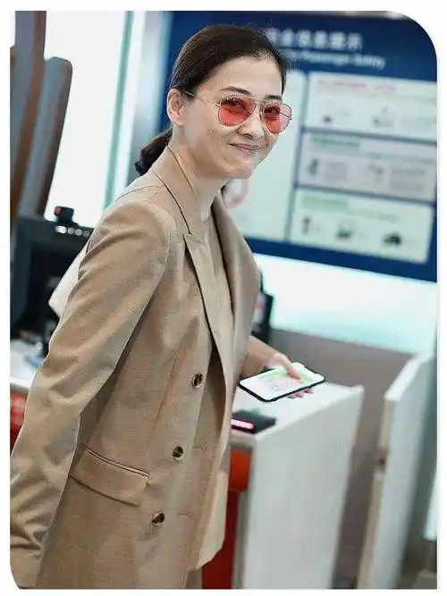 原创梅婷真疯狂穿条睡裤就走机场看到她素颜近照信她44岁了