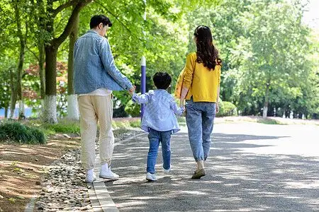 一家三口出游背影图片素材