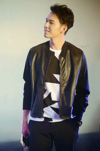 钟汉良男神的帅不单只看脸那种气场和情怀反正我拍不出来上班时间摸鱼