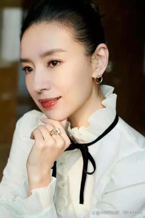 董洁直播带货翻车,反穿衣服被吐槽身材干瘪!