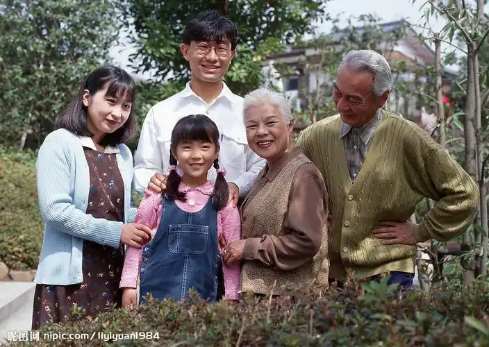 40共享分举报收藏立即下载关 键 词:三世同堂 祖孙三代 全家福 祖孙