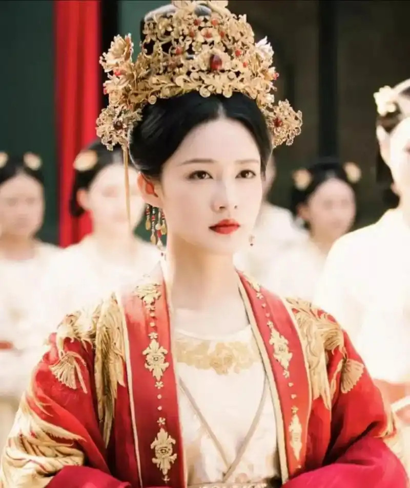 李沁古装结婚照vs杨紫古装结婚照!