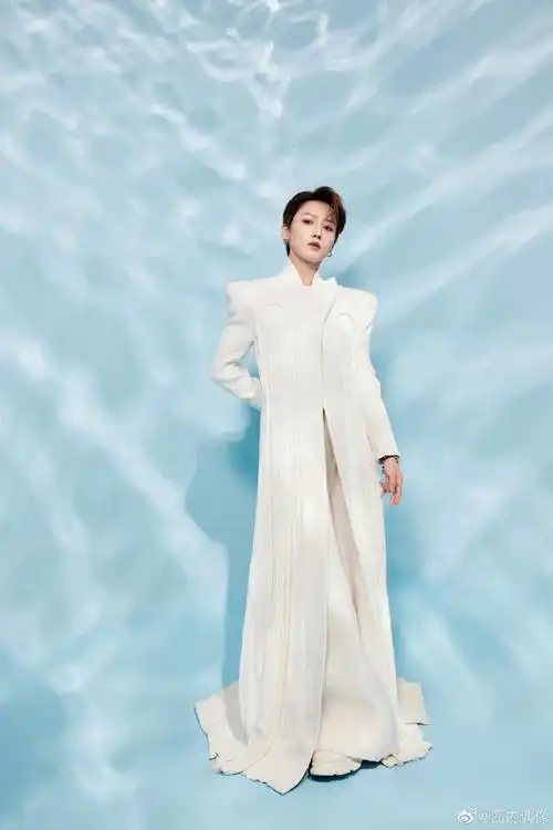 刘雨昕纯白长袍国风造型