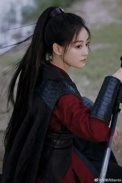 封尘月是个屡战沙场的大将军,扎起高马尾换上酷飒风妆容的祝绪丹气质
