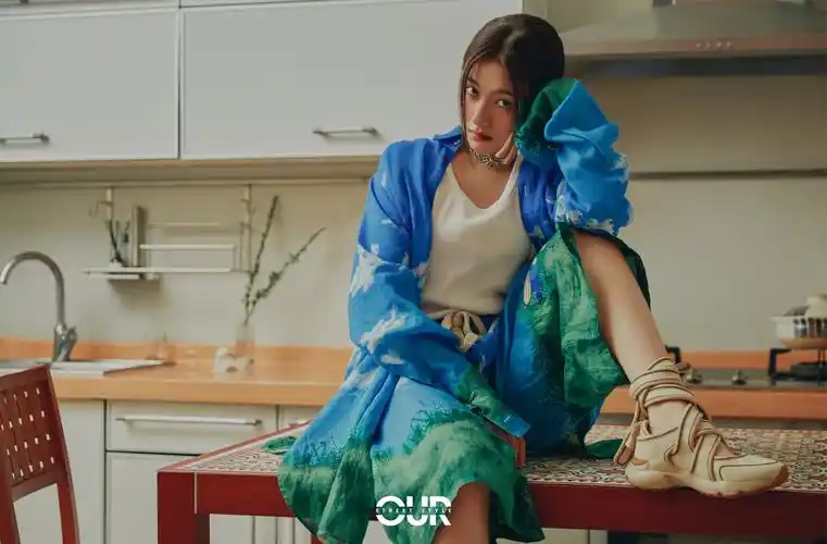 李兰迪春日写真释出 蓝天白云衬衫趣味十足