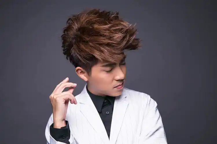 p>歌浴森(reasen ge),华语流行男歌手,音乐制作人.