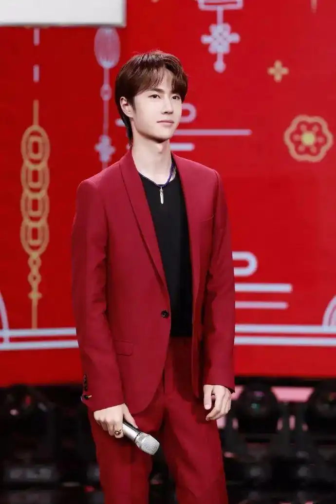 原创有一种魅力叫王一博的"喉结杀",穿件红西装,男友力溢出屏幕了