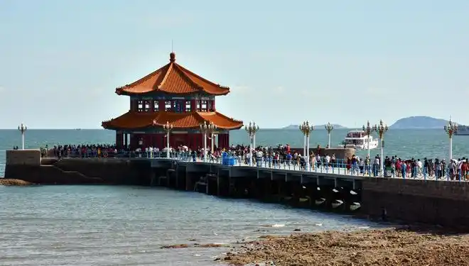 青岛栈桥憩时端坐静观海天一色