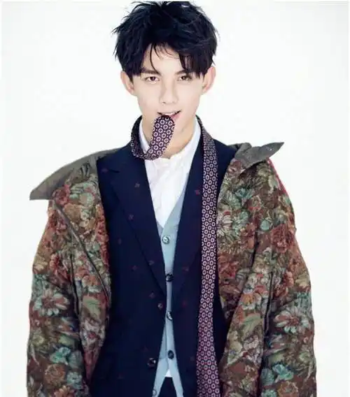 20岁吴磊穿校服好清新,网友:不是衣服的问题,是脸的问题!