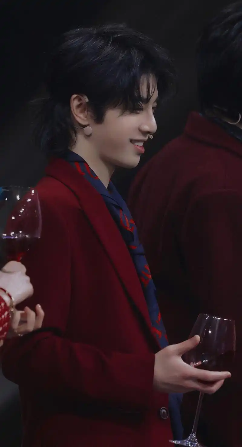 顶级前卫歌手华晨宇绝美西装图片绝对有你没见过的