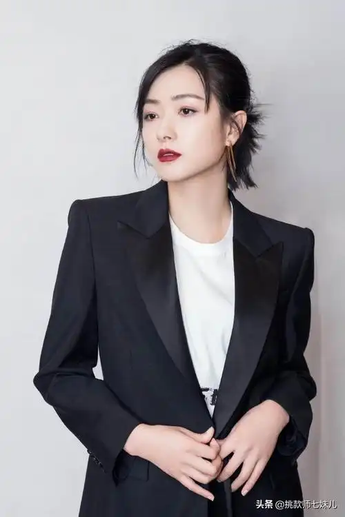 万茜黑色西装短发(万茜演绎霸道女总裁)(2)