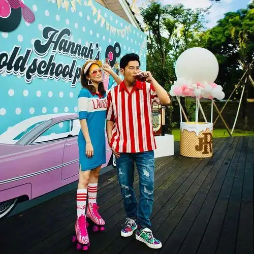 周杰伦低调举办生日聚会为昆凌庆生贴心当摄影师