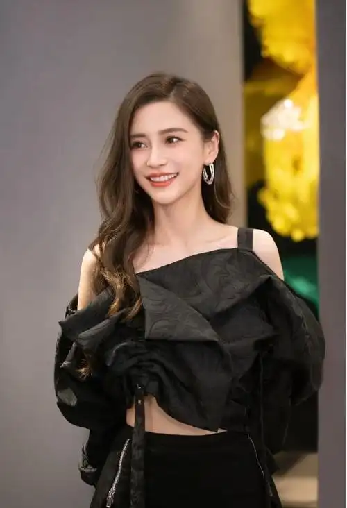 杨颖杂志照引争议"未剪脚趾甲" 本人回应:求求了,给我p一个美甲