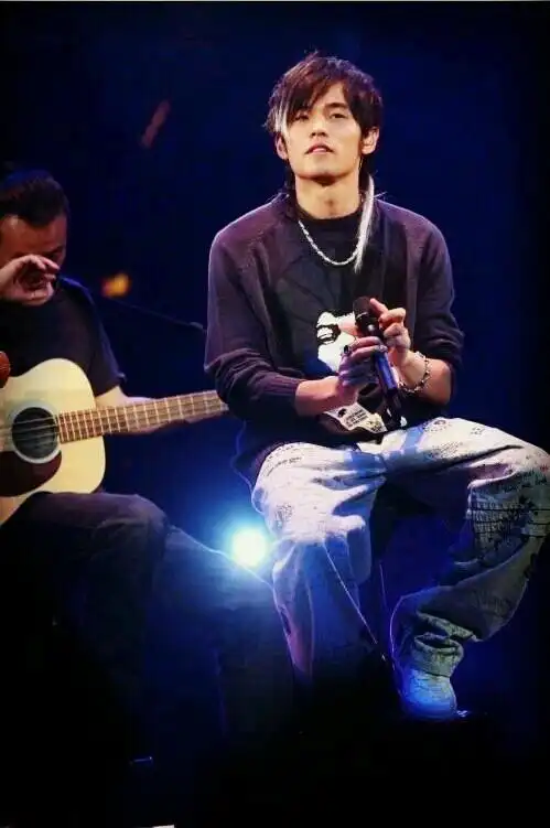 周杰伦2004年无与伦比演唱会的造型绝了,每一套都非常出彩,都非常适合