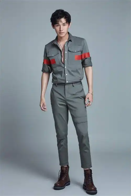 深灰色工装衬衫搭配同色系休闲裤,完美显示出杨旭文俊逸的身材线条
