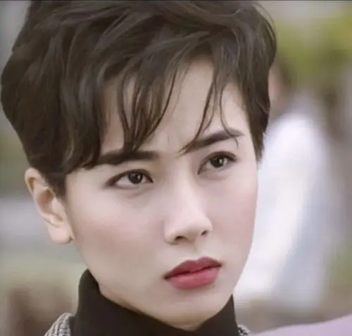 陈法蓉自带都市气息,她的短发显得非常干练,她是唯一一位以短发选美的