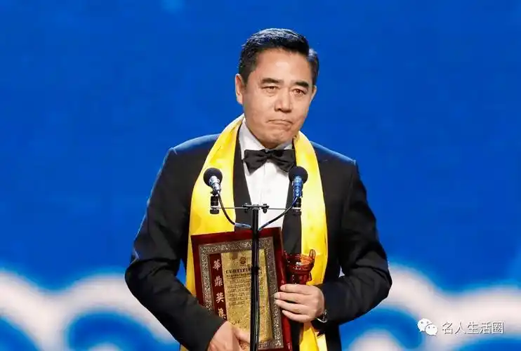 陈宝国近照:与初恋赵奎娥结婚41年恩爱如初,一家三口幸福圆满,堪称