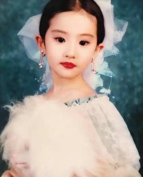 刘亦菲的古典美小脸,与小时候婴儿胖脸相差甚远,化了妆更加精致_脸蛋