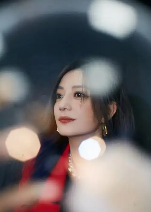 赵薇典红黑西装干练优雅写真113