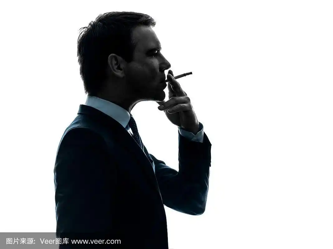 吸烟的男子剪影