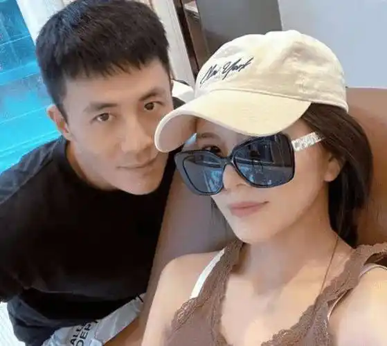 杜淳老婆晒素颜肤白胜雪,角落一个玩偶近7万,日常戴金表显贵气_王灿