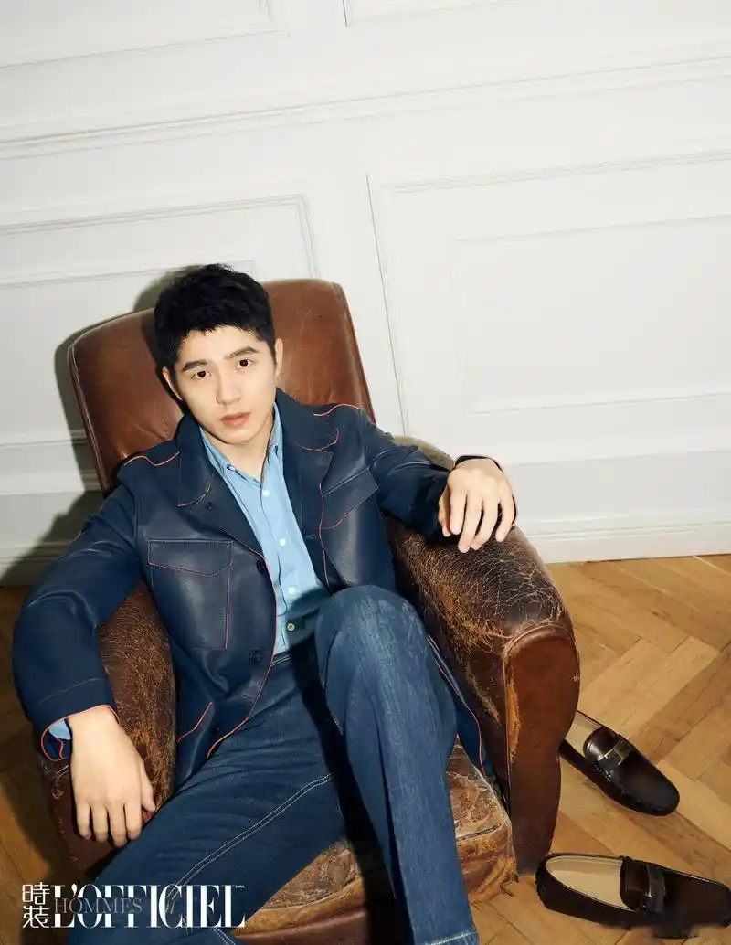 刘昊然西装,衬衣,牛仔裤,满满大片既视感!