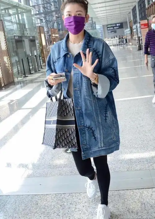 李彩桦很有成熟女性的韵味,长款牛仔外套搭配紧身裤,年轻又时尚