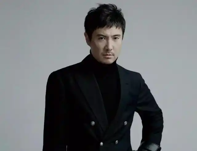 沈腾颜值回春,时尚大片风格撞款6年前的夺冠小品:终于有野心了