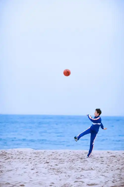 阳光,沙滩还有帅气的海边少年@tfboys-王俊凯#恰好是少年海岛大片