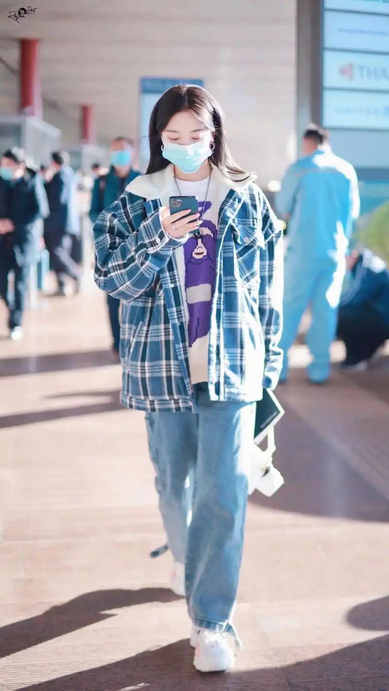张紫宁今日机场出发饭拍更新,乖巧甜美的美少女穿搭模板