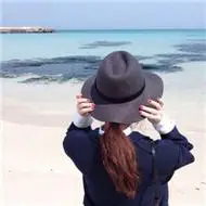 海边长发美女背影头像图片