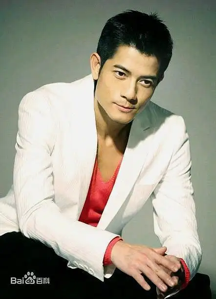 郭富城新发色引热议,网友纷纷扒出郭天王百变发型,个性十足!