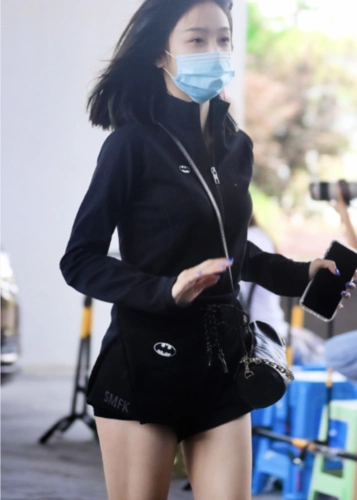 吴宣仪穿黑色运动套装秀美腿 搭白鞋步伐轻盈活力满屏