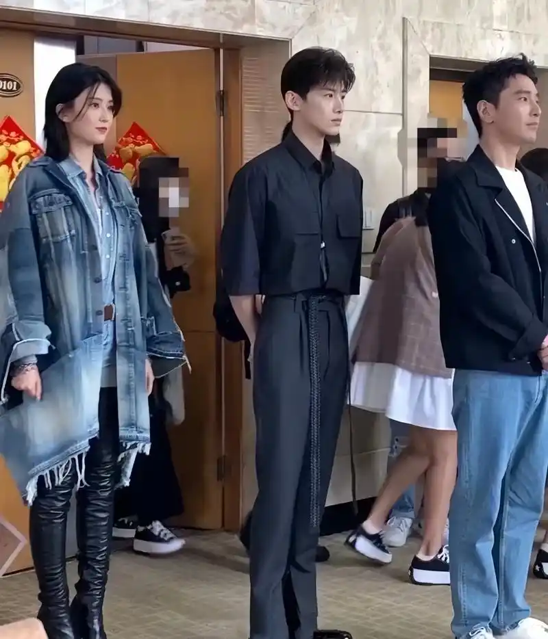 初期的白敬亭很一般!站杨洋旁边显得脸很黑!