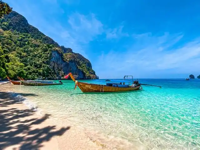 巴厘岛是印度尼西亚岛屿,在印度洋赤道南方8度,是世界著名的旅游胜地