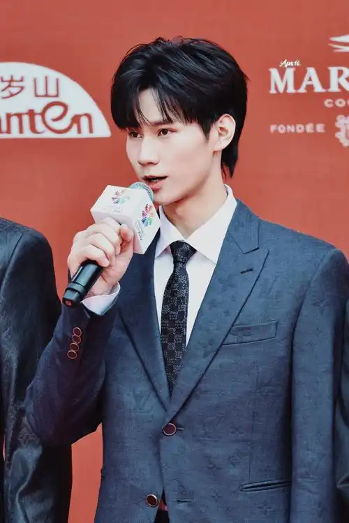 373898穿上一身帅气西装那些年@时代少年团-张真源#时代少年团