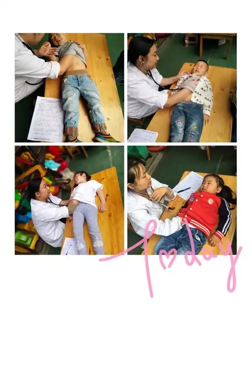 阿姨你为什么要摸我肚子呀?又痒又害怕哦